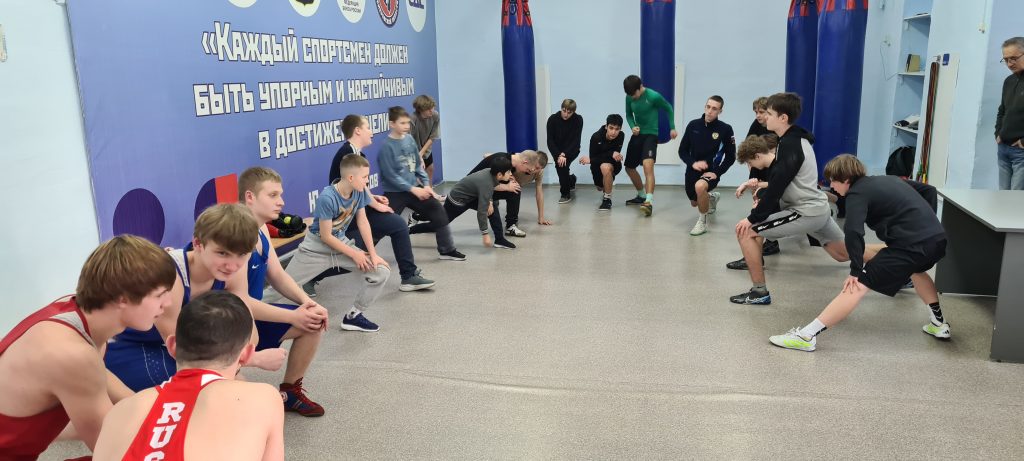 🥊 29 декабря 2025 года в клубе по месту жительства «Вперёд» прошёл увлекательный мастер‑класс по боксу «Открытый ринг». Мероприятие провёл опытный инструктор по спорту — Чигрик Эдуард Николаевич.