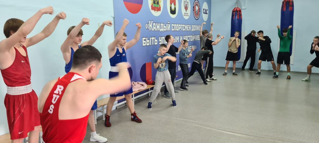 🥊 29 декабря 2025 года в клубе по месту жительства «Вперёд» прошёл увлекательный мастер‑класс по боксу «Открытый ринг». Мероприятие провёл опытный инструктор по спорту — Чигрик Эдуард Николаевич.