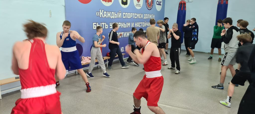 🥊 29 декабря 2025 года в клубе по месту жительства «Вперёд» прошёл увлекательный мастер‑класс по боксу «Открытый ринг». Мероприятие провёл опытный инструктор по спорту — Чигрик Эдуард Николаевич.