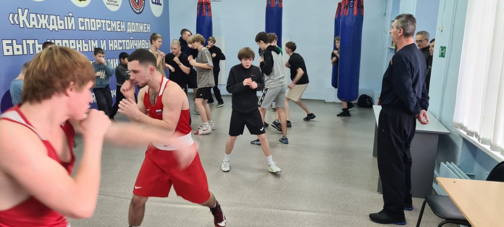 🥊 29 декабря 2025 года в клубе по месту жительства «Вперёд» прошёл увлекательный мастер‑класс по боксу «Открытый ринг». Мероприятие провёл опытный инструктор по спорту — Чигрик Эдуард Николаевич.