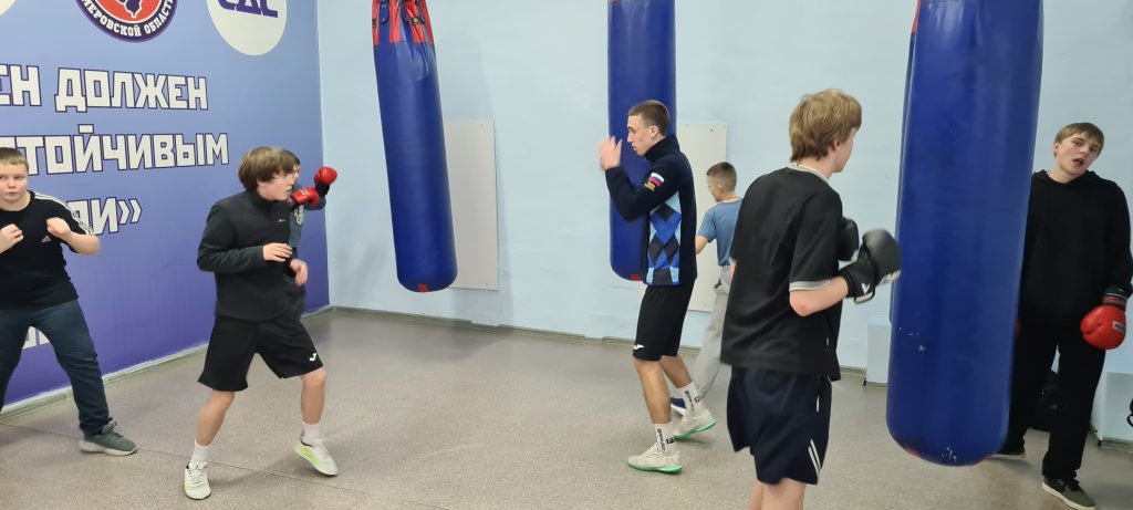 🥊 29 декабря 2025 года в клубе по месту жительства «Вперёд» прошёл увлекательный мастер‑класс по боксу «Открытый ринг». Мероприятие провёл опытный инструктор по спорту — Чигрик Эдуард Николаевич.