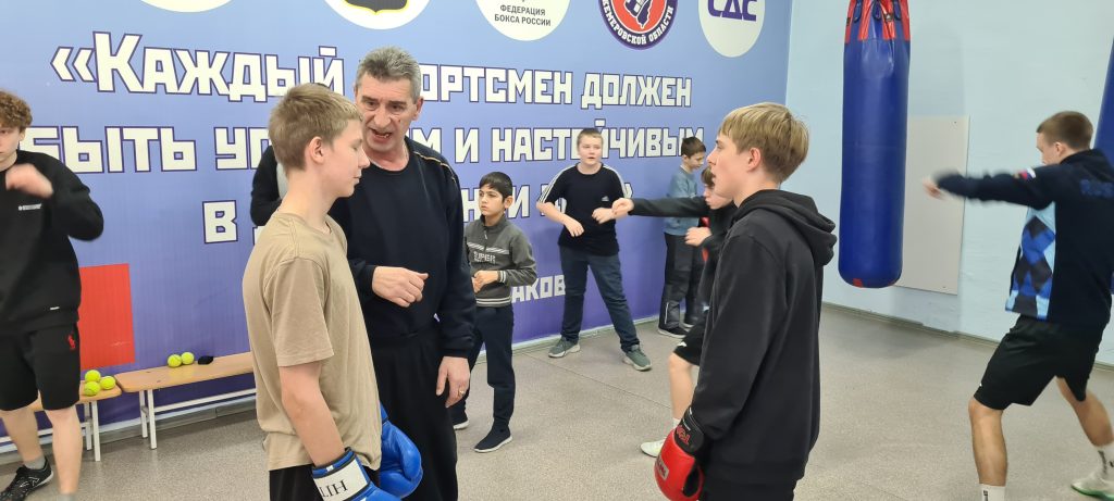 🥊 29 декабря 2025 года в клубе по месту жительства «Вперёд» прошёл увлекательный мастер‑класс по боксу «Открытый ринг». Мероприятие провёл опытный инструктор по спорту — Чигрик Эдуард Николаевич.