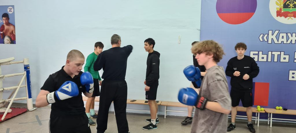 🥊 29 декабря 2025 года в клубе по месту жительства «Вперёд» прошёл увлекательный мастер‑класс по боксу «Открытый ринг». Мероприятие провёл опытный инструктор по спорту — Чигрик Эдуард Николаевич.