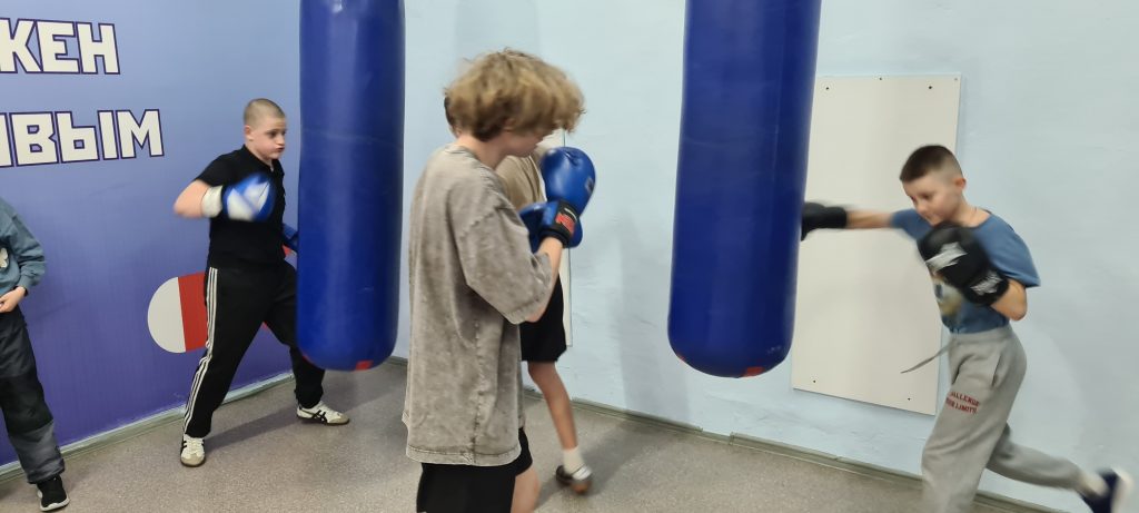 🥊 29 декабря 2025 года в клубе по месту жительства «Вперёд» прошёл увлекательный мастер‑класс по боксу «Открытый ринг». Мероприятие провёл опытный инструктор по спорту — Чигрик Эдуард Николаевич.