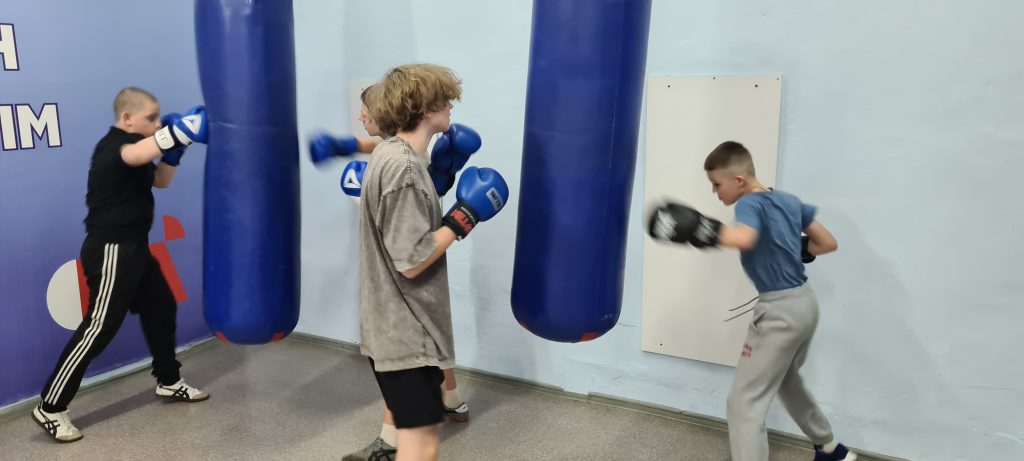 🥊 29 декабря 2025 года в клубе по месту жительства «Вперёд» прошёл увлекательный мастер‑класс по боксу «Открытый ринг». Мероприятие провёл опытный инструктор по спорту — Чигрик Эдуард Николаевич.