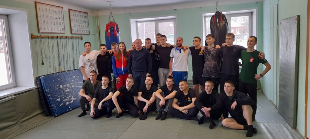 Клубы по месту жительства 11 декабря 2025 года кадеты Губернаторской кадетской школы-интерната полиции (ГБНОУ "ГКШИП") в количестве 43 человек продемонстрировали свою физическую подготовку, сдавая нормативы Всероссийского физкультурно-спортивного комплекса "Готов к труду и обороне"