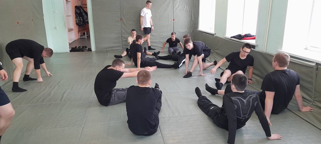 Клубы по месту жительства 11 декабря 2025 года кадеты Губернаторской кадетской школы-интерната полиции (ГБНОУ "ГКШИП") в количестве 43 человек продемонстрировали свою физическую подготовку, сдавая нормативы Всероссийского физкультурно-спортивного комплекса "Готов к труду и обороне"