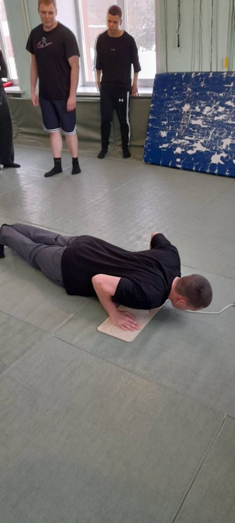 Клубы по месту жительства 11 декабря 2025 года кадеты Губернаторской кадетской школы-интерната полиции (ГБНОУ "ГКШИП") в количестве 43 человек продемонстрировали свою физическую подготовку, сдавая нормативы Всероссийского физкультурно-спортивного комплекса "Готов к труду и обороне"