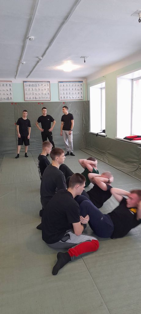 Клубы по месту жительства 11 декабря 2025 года кадеты Губернаторской кадетской школы-интерната полиции (ГБНОУ "ГКШИП") в количестве 43 человек продемонстрировали свою физическую подготовку, сдавая нормативы Всероссийского физкультурно-спортивного комплекса "Готов к труду и обороне"