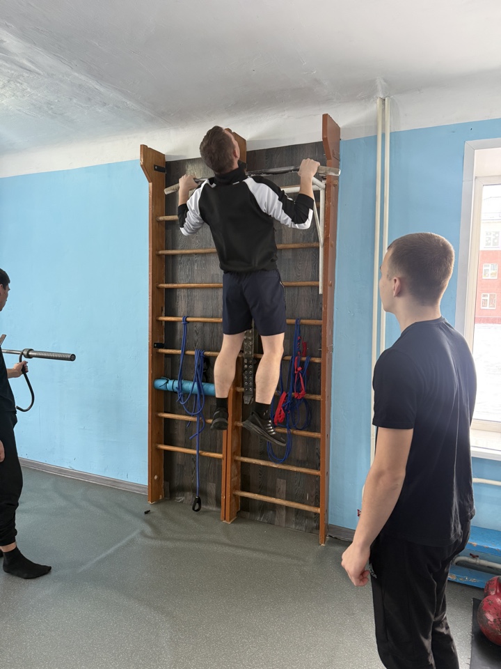 Клубы по месту жительства 11 декабря 2025 года кадеты Губернаторской кадетской школы-интерната полиции (ГБНОУ "ГКШИП") в количестве 43 человек продемонстрировали свою физическую подготовку, сдавая нормативы Всероссийского физкультурно-спортивного комплекса "Готов к труду и обороне"