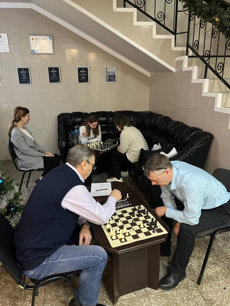 Клубы по месту жительства 19 декабря 2025 года в здании городской администрации (проспект Советский, 54) прошел Новогодний турнир по быстрым шахматам среди муниципальных служащих г. Кемерово, судейство которого было организовано инструкторами по спорту МАУ «Клубы по месту жительства» Денисовым В.И. и Романовой Е.В.