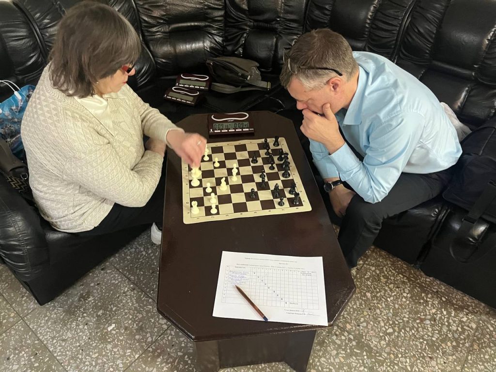 Клубы по месту жительства 19 декабря 2025 года в здании городской администрации (проспект Советский, 54) прошел Новогодний турнир по быстрым шахматам среди муниципальных служащих г. Кемерово, судейство которого было организовано инструкторами по спорту МАУ «Клубы по месту жительства» Денисовым В.И. и Романовой Е.В.