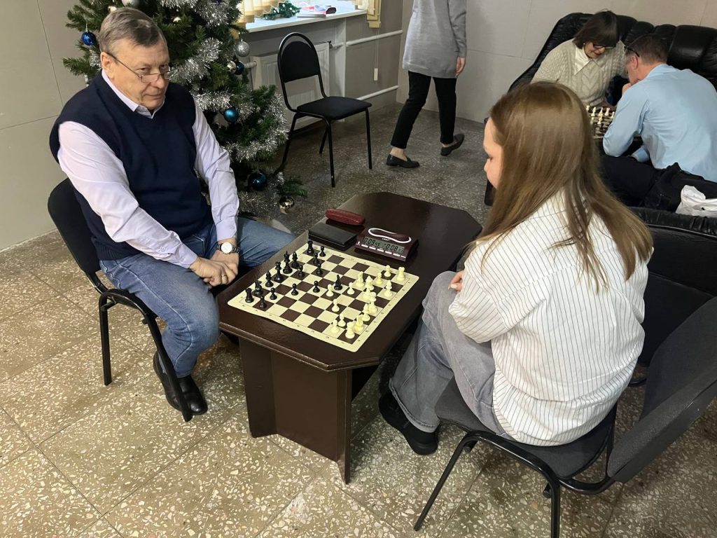 Клубы по месту жительства 19 декабря 2025 года в здании городской администрации (проспект Советский, 54) прошел Новогодний турнир по быстрым шахматам среди муниципальных служащих г. Кемерово, судейство которого было организовано инструкторами по спорту МАУ «Клубы по месту жительства» Денисовым В.И. и Романовой Е.В.