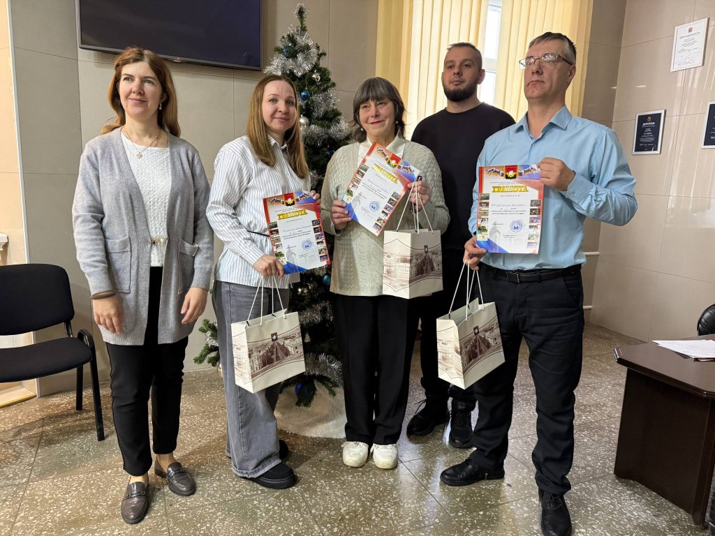 Клубы по месту жительства 19 декабря 2025 года в здании городской администрации (проспект Советский, 54) прошел Новогодний турнир по быстрым шахматам среди муниципальных служащих г. Кемерово, судейство которого было организовано инструкторами по спорту МАУ «Клубы по месту жительства» Денисовым В.И. и Романовой Е.В.