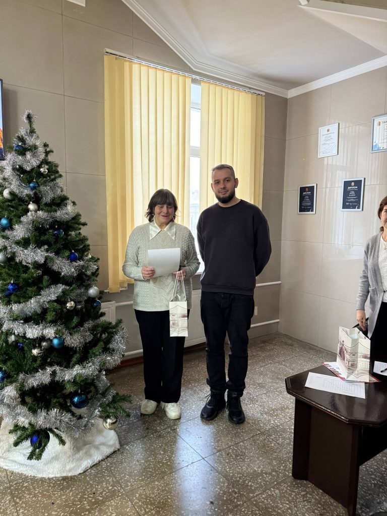 Клубы по месту жительства 19 декабря 2025 года в здании городской администрации (проспект Советский, 54) прошел Новогодний турнир по быстрым шахматам среди муниципальных служащих г. Кемерово, судейство которого было организовано инструкторами по спорту МАУ «Клубы по месту жительства» Денисовым В.И. и Романовой Е.В.