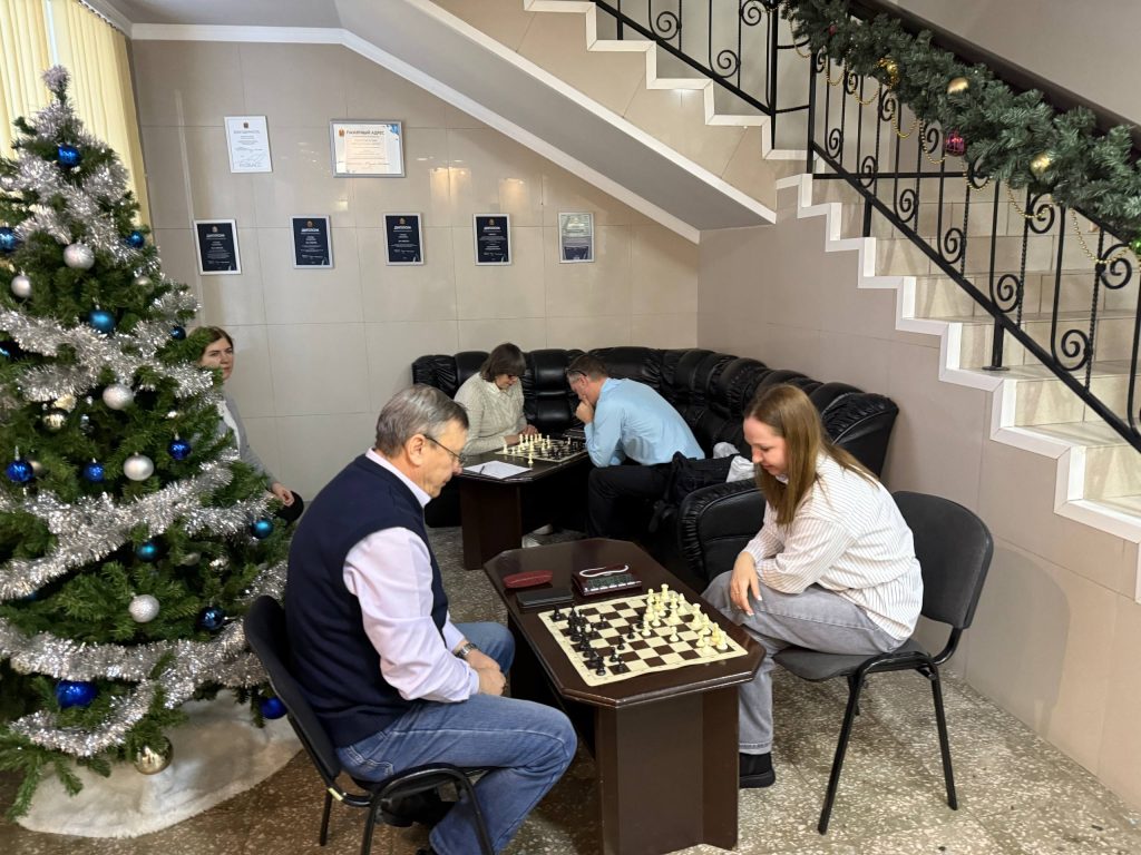 Клубы по месту жительства 19 декабря 2025 года в здании городской администрации (проспект Советский, 54) прошел Новогодний турнир по быстрым шахматам среди муниципальных служащих г. Кемерово, судейство которого было организовано инструкторами по спорту МАУ «Клубы по месту жительства» Денисовым В.И. и Романовой Е.В.