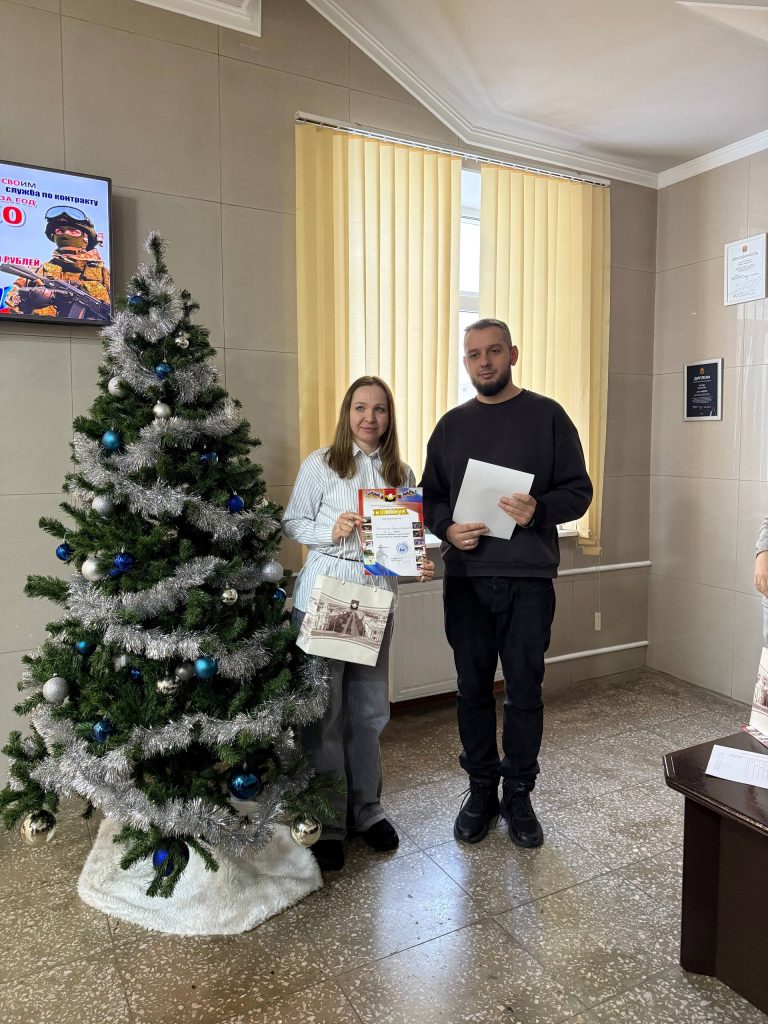 Клубы по месту жительства 19 декабря 2025 года в здании городской администрации (проспект Советский, 54) прошел Новогодний турнир по быстрым шахматам среди муниципальных служащих г. Кемерово, судейство которого было организовано инструкторами по спорту МАУ «Клубы по месту жительства» Денисовым В.И. и Романовой Е.В.