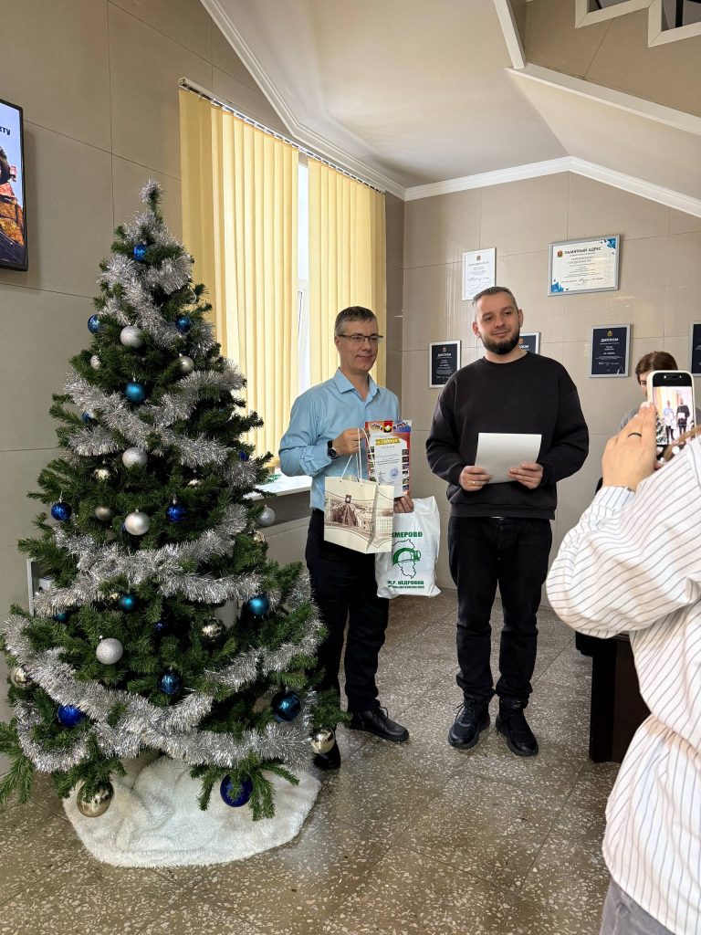 Клубы по месту жительства 19 декабря 2025 года в здании городской администрации (проспект Советский, 54) прошел Новогодний турнир по быстрым шахматам среди муниципальных служащих г. Кемерово, судейство которого было организовано инструкторами по спорту МАУ «Клубы по месту жительства» Денисовым В.И. и Романовой Е.В.