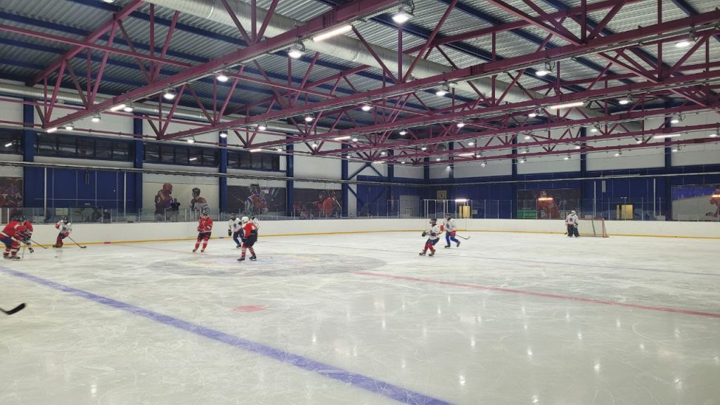 Клубы по месту жительства 25 декабря в Кемеровском Президентском кадетском училище Министерства обороны РФ состоялась захватывающая товарищеская встреча по хоккею с шайбой. На льду сошлись местная команда КСК «Пардус» и клуб по месту жительства «Факел»