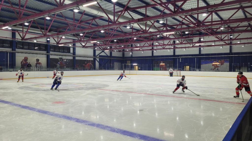 Клубы по месту жительства 25 декабря в Кемеровском Президентском кадетском училище Министерства обороны РФ состоялась захватывающая товарищеская встреча по хоккею с шайбой. На льду сошлись местная команда КСК «Пардус» и клуб по месту жительства «Факел»