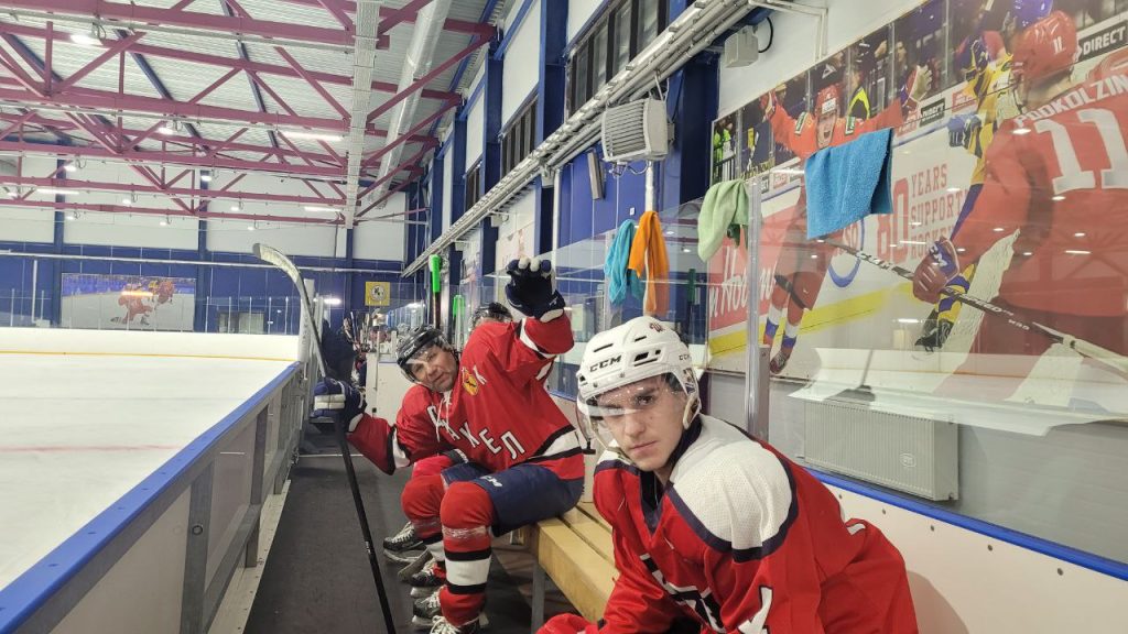 Клубы по месту жительства 25 декабря в Кемеровском Президентском кадетском училище Министерства обороны РФ состоялась захватывающая товарищеская встреча по хоккею с шайбой. На льду сошлись местная команда КСК «Пардус» и клуб по месту жительства «Факел»