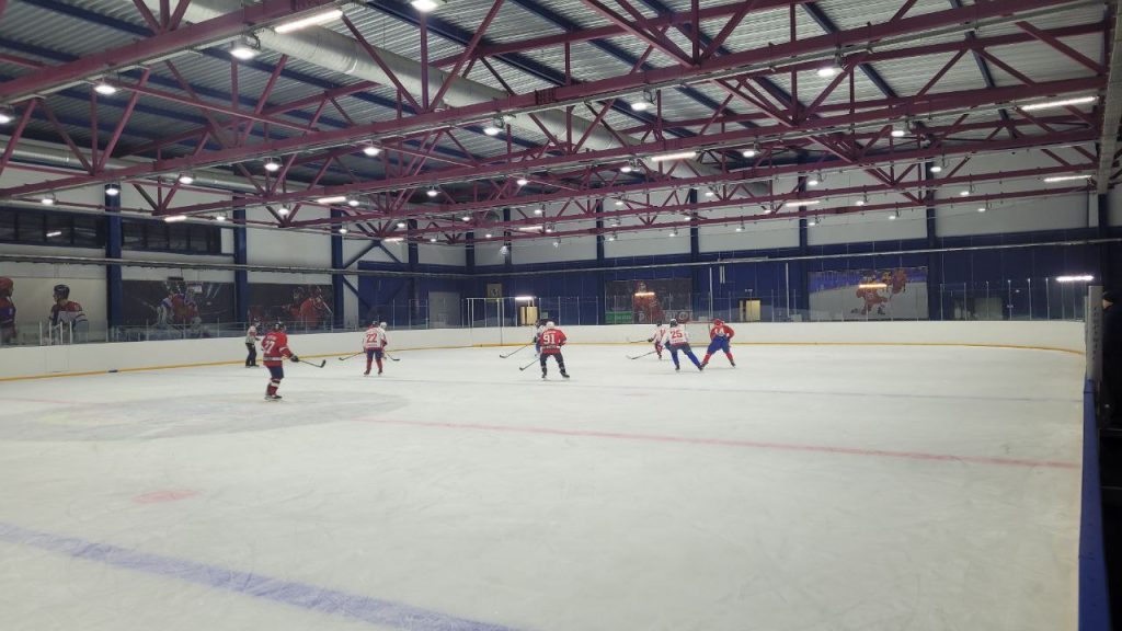 Клубы по месту жительства 25 декабря в Кемеровском Президентском кадетском училище Министерства обороны РФ состоялась захватывающая товарищеская встреча по хоккею с шайбой. На льду сошлись местная команда КСК «Пардус» и клуб по месту жительства «Факел»