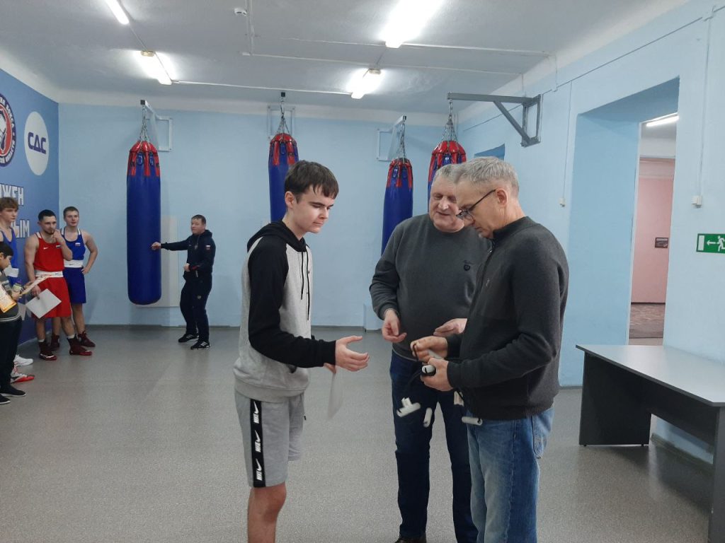 🥊 29 декабря 2025 года в клубе по месту жительства «Вперёд» прошёл увлекательный мастер‑класс по боксу «Открытый ринг». Мероприятие провёл опытный инструктор по спорту — Чигрик Эдуард Николаевич.