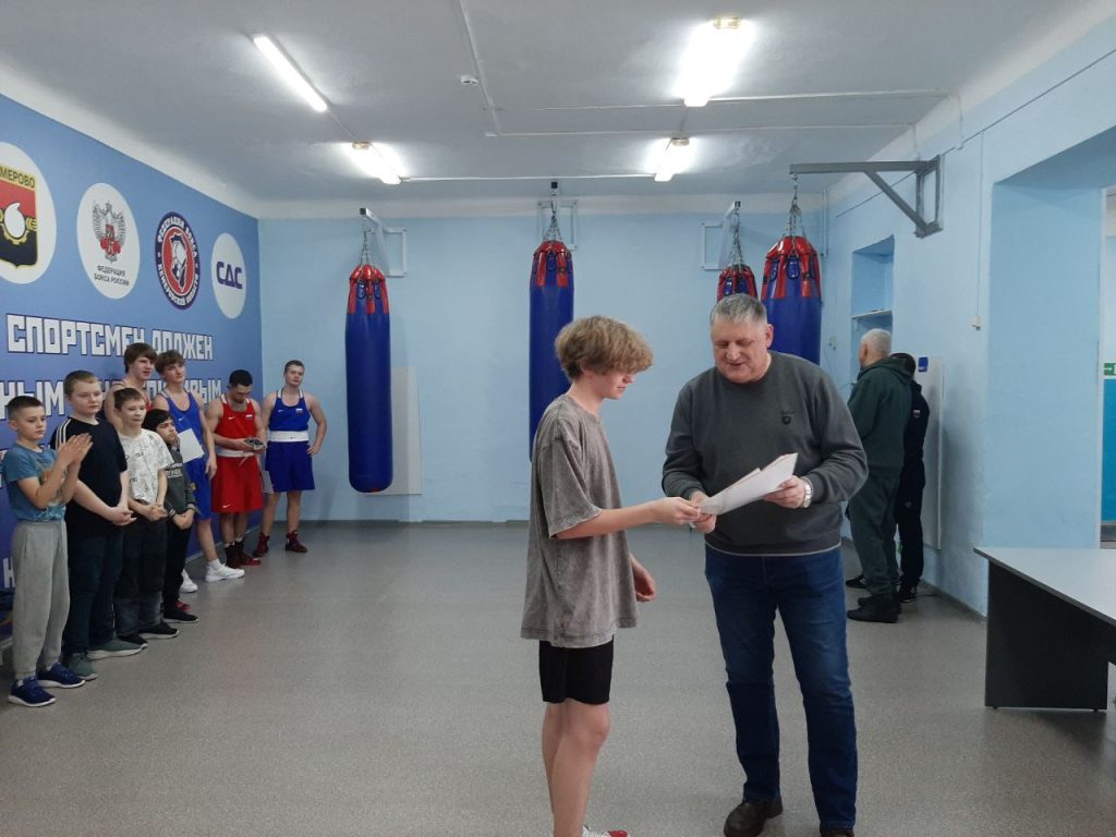 🥊 29 декабря 2025 года в клубе по месту жительства «Вперёд» прошёл увлекательный мастер‑класс по боксу «Открытый ринг». Мероприятие провёл опытный инструктор по спорту — Чигрик Эдуард Николаевич.