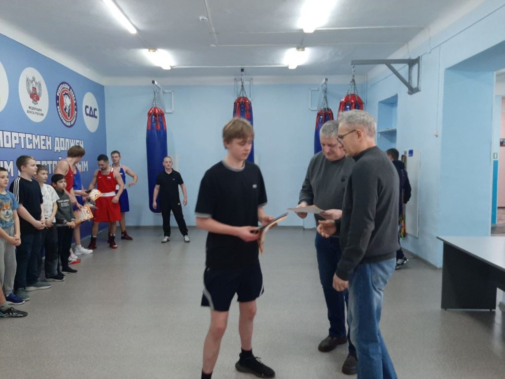 🥊 29 декабря 2025 года в клубе по месту жительства «Вперёд» прошёл увлекательный мастер‑класс по боксу «Открытый ринг». Мероприятие провёл опытный инструктор по спорту — Чигрик Эдуард Николаевич.