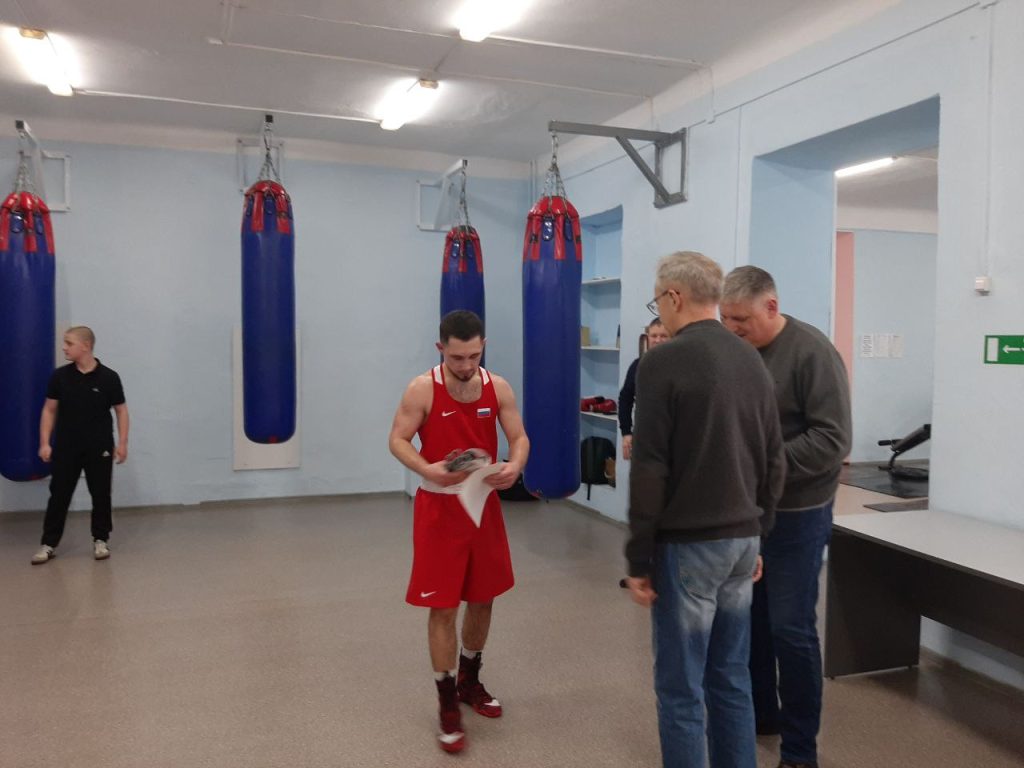 🥊 29 декабря 2025 года в клубе по месту жительства «Вперёд» прошёл увлекательный мастер‑класс по боксу «Открытый ринг». Мероприятие провёл опытный инструктор по спорту — Чигрик Эдуард Николаевич.