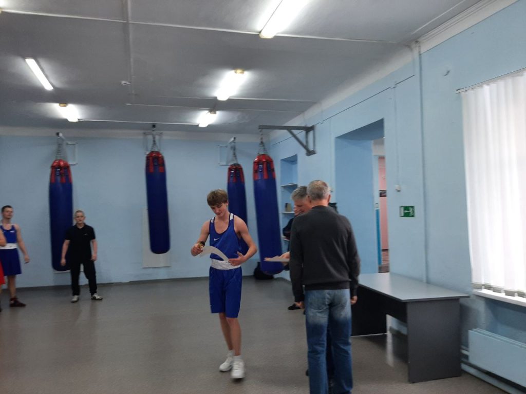 🥊 29 декабря 2025 года в клубе по месту жительства «Вперёд» прошёл увлекательный мастер‑класс по боксу «Открытый ринг». Мероприятие провёл опытный инструктор по спорту — Чигрик Эдуард Николаевич.