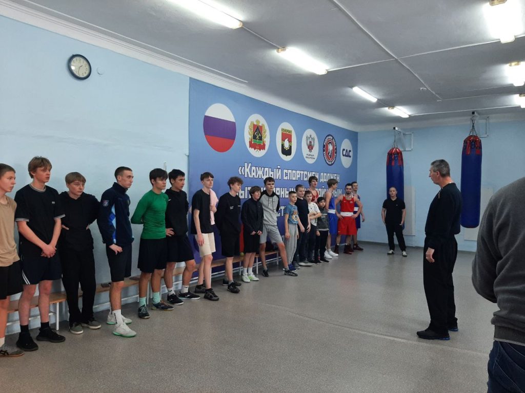 🥊 29 декабря 2025 года в клубе по месту жительства «Вперёд» прошёл увлекательный мастер‑класс по боксу «Открытый ринг». Мероприятие провёл опытный инструктор по спорту — Чигрик Эдуард Николаевич.