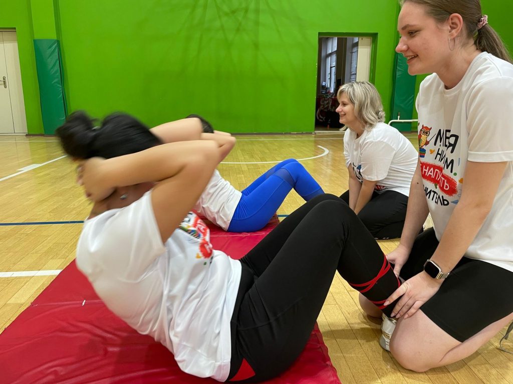 Клубы по месту жительства 8 декабря 2025 года в Кемерово прошло важное событие в рамках популяризации здорового образа жизни: специалисты центра тестирования ГТО МАУ «Клубы по месту жительства» организовали приём нормативов ВФСК ГТО для педагогов МАОУ «СОШ№14»