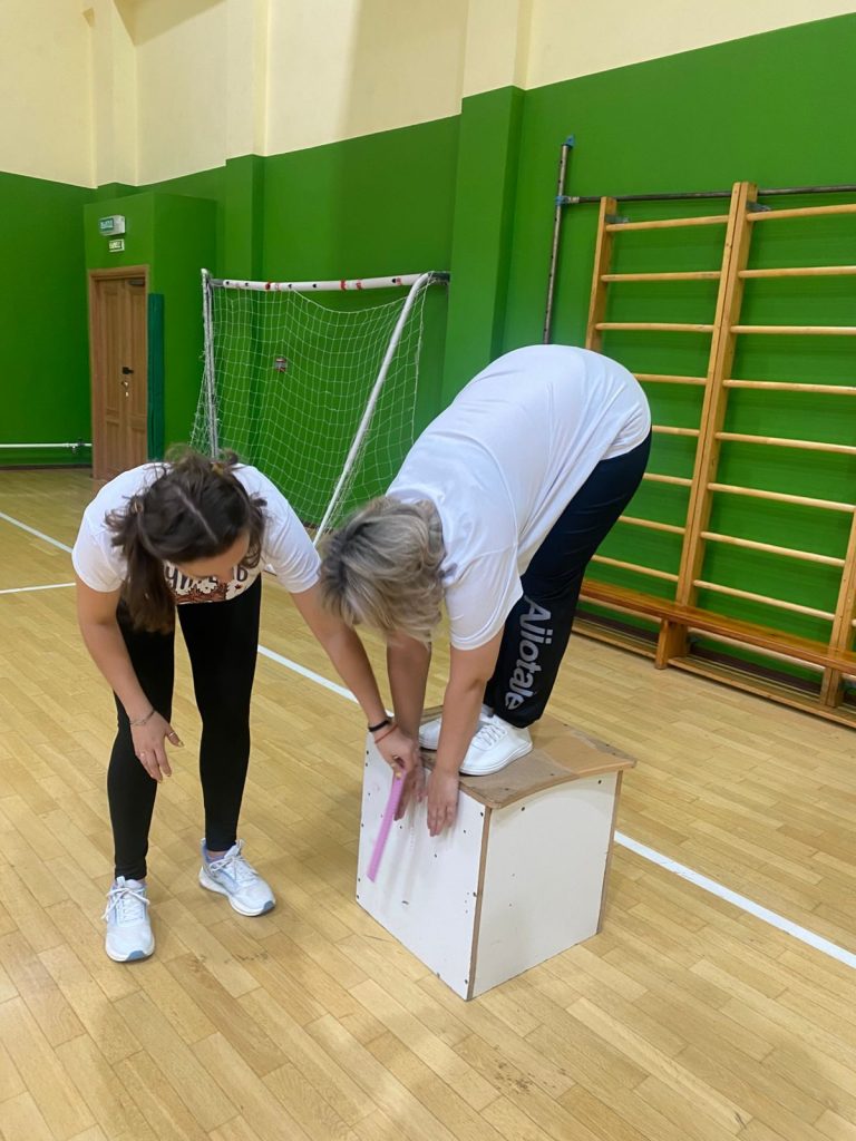 Клубы по месту жительства 8 декабря 2025 года в Кемерово прошло важное событие в рамках популяризации здорового образа жизни: специалисты центра тестирования ГТО МАУ «Клубы по месту жительства» организовали приём нормативов ВФСК ГТО для педагогов МАОУ «СОШ№14»