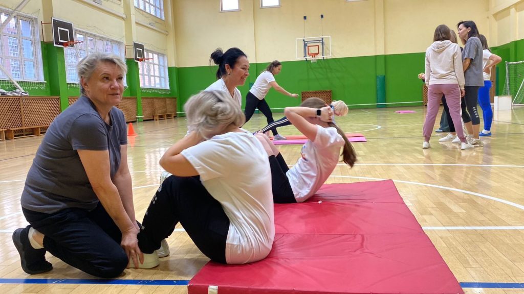 Клубы по месту жительства 8 декабря 2025 года в Кемерово прошло важное событие в рамках популяризации здорового образа жизни: специалисты центра тестирования ГТО МАУ «Клубы по месту жительства» организовали приём нормативов ВФСК ГТО для педагогов МАОУ «СОШ№14»