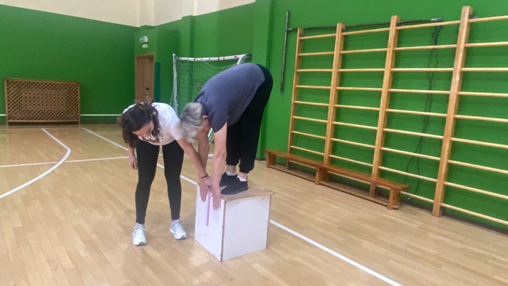 Клубы по месту жительства 8 декабря 2025 года в Кемерово прошло важное событие в рамках популяризации здорового образа жизни: специалисты центра тестирования ГТО МАУ «Клубы по месту жительства» организовали приём нормативов ВФСК ГТО для педагогов МАОУ «СОШ№14»