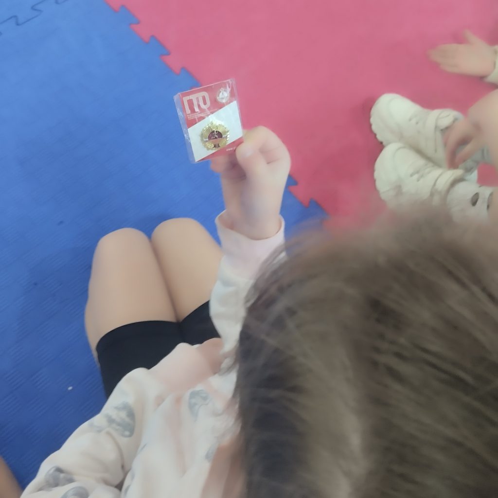 26 января 2026 года в школе №54 города Кемерово был по-настоящему спортивный день! Специалисты Центра тестирования ГТО МАУ "Клубы по месту жительства" совместно с учителем физической культуры провели увлекательное мероприятие, посвященное Всероссийскому физкультурно-спортивному комплексу "Готов к Труду и Обороне" (ГТО)