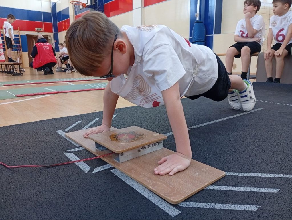Центр тестирования ВФСК "ГТО города Кемерово успешно провел прием нормативов комплекса "Готов к труду и обороне" у учащихся параллелей 1-4 классов Кемеровской Гимназии №21 имени А.М. Терехова, в рамках стартовавшего по всей области Конкурса-марафона "Начальные классы в ГТО!".
