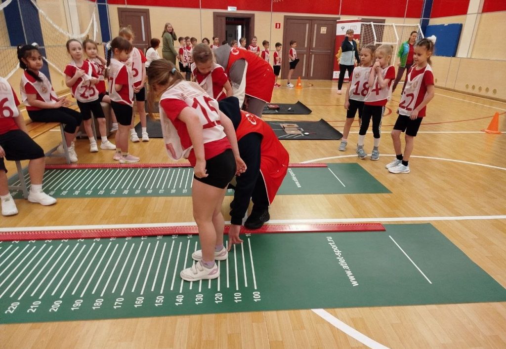 Клубы по месту жительства Продолжаются мероприятия муниципального этапа Конкурса-марафона "Начальные классы в ГТО!" для обучающихся Гимназии №21 имени А.М. Терехова", где специалисты Центра тестирования ВФСК ГТО города Кемерово принимают нормативы у учащихся.