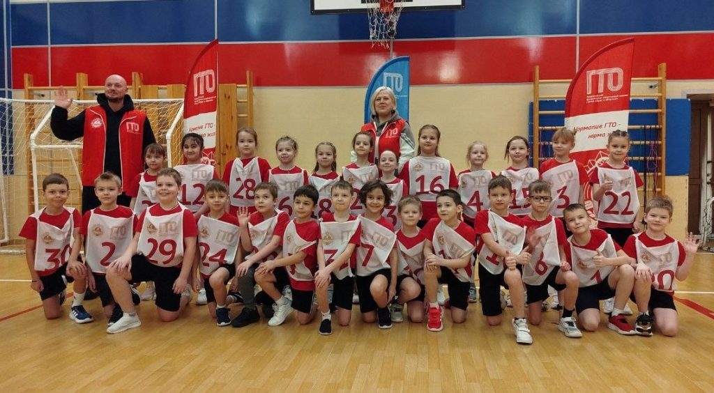 Клубы по месту жительства Продолжаются мероприятия муниципального этапа Конкурса-марафона "Начальные классы в ГТО!" для обучающихся Гимназии №21 имени А.М. Терехова", где специалисты Центра тестирования ВФСК ГТО города Кемерово принимают нормативы у учащихся.