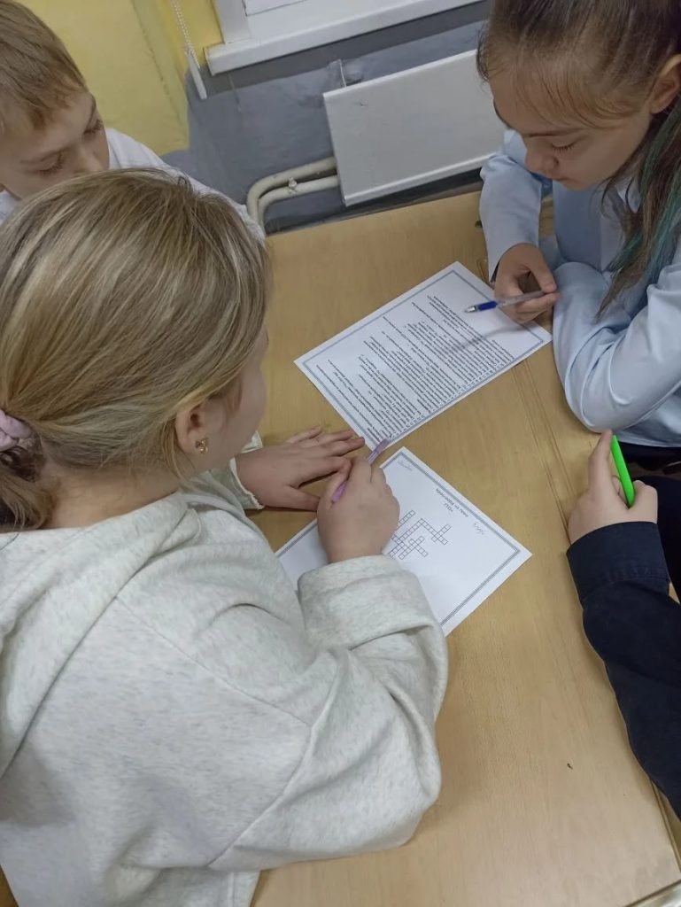 Ученики четвёртых классов школы №91 из Кемерово с большим энтузиазмом приняли участие в квест-уроке, посвящённом программе Всероссийского физкультурно-спортивного комплекса «Готов к труду и обороне» (ГТО)