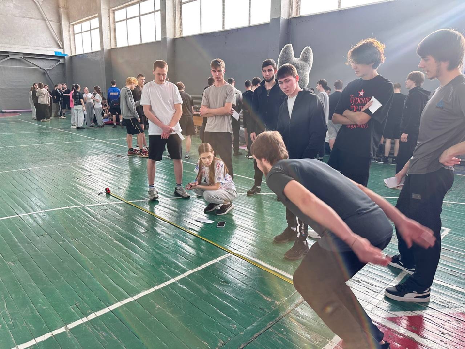 Клубы по месту жительства 25 февраля 2026 года специалисты Центра тестирования ГТО МАУ «Клубы по месту жительства» провели приём нормативов Всероссийского физкультурно-спортивного комплекса «Готов к Труду и Обороне» для студентов Кемеровского профессионально-технического техникума.