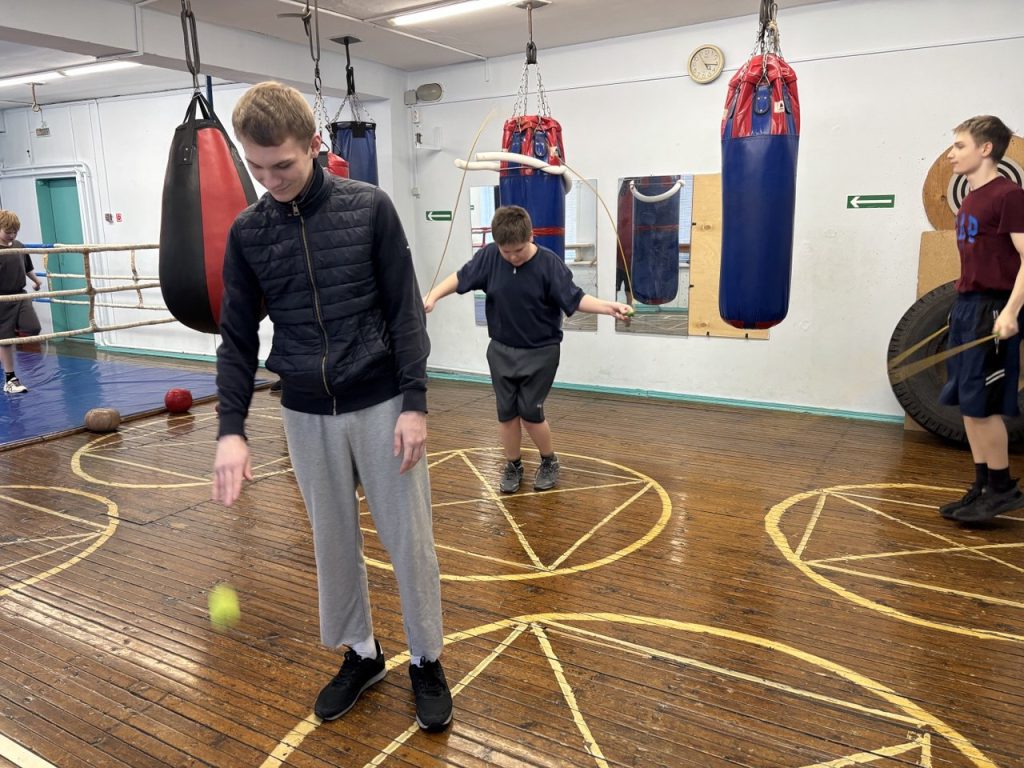 4 февраля 2026 года в клубе по месту жительства «Сибирь» прошел мастер-класс по боксу, организованный инструктором по спорту Леонидом Алексеевичем Дуплинским для несовершеннолетних осужденных, состоящих на учете в филиалах ФКУ «Уголовно-исполнительная инспекция ГУФСИН России по Кемеровской области - Кузбассу» в городе Кемерово