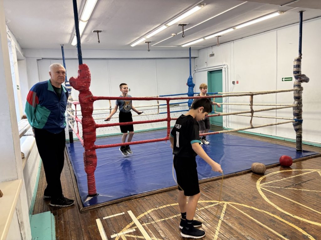 4 февраля 2026 года в клубе по месту жительства «Сибирь» прошел мастер-класс по боксу, организованный инструктором по спорту Леонидом Алексеевичем Дуплинским для несовершеннолетних осужденных, состоящих на учете в филиалах ФКУ «Уголовно-исполнительная инспекция ГУФСИН России по Кемеровской области - Кузбассу» в городе Кемерово