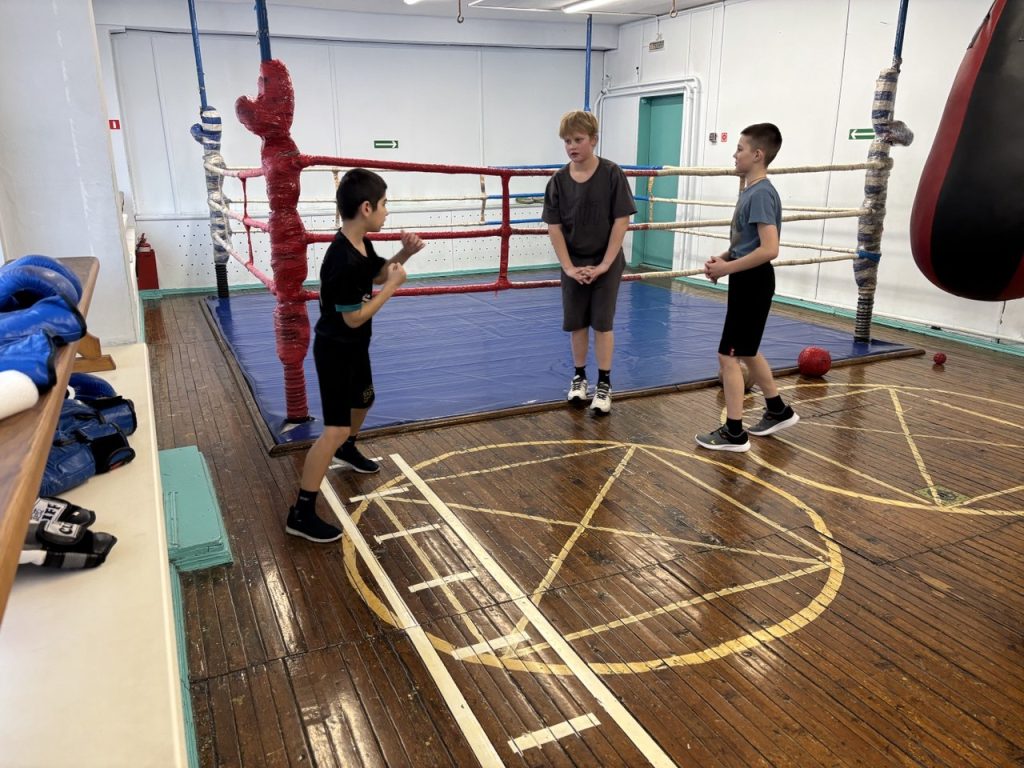 4 февраля 2026 года в клубе по месту жительства «Сибирь» прошел мастер-класс по боксу, организованный инструктором по спорту Леонидом Алексеевичем Дуплинским для несовершеннолетних осужденных, состоящих на учете в филиалах ФКУ «Уголовно-исполнительная инспекция ГУФСИН России по Кемеровской области - Кузбассу» в городе Кемерово