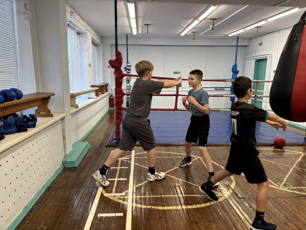 4 февраля 2026 года в клубе по месту жительства «Сибирь» прошел мастер-класс по боксу, организованный инструктором по спорту Леонидом Алексеевичем Дуплинским для несовершеннолетних осужденных, состоящих на учете в филиалах ФКУ «Уголовно-исполнительная инспекция ГУФСИН России по Кемеровской области - Кузбассу» в городе Кемерово