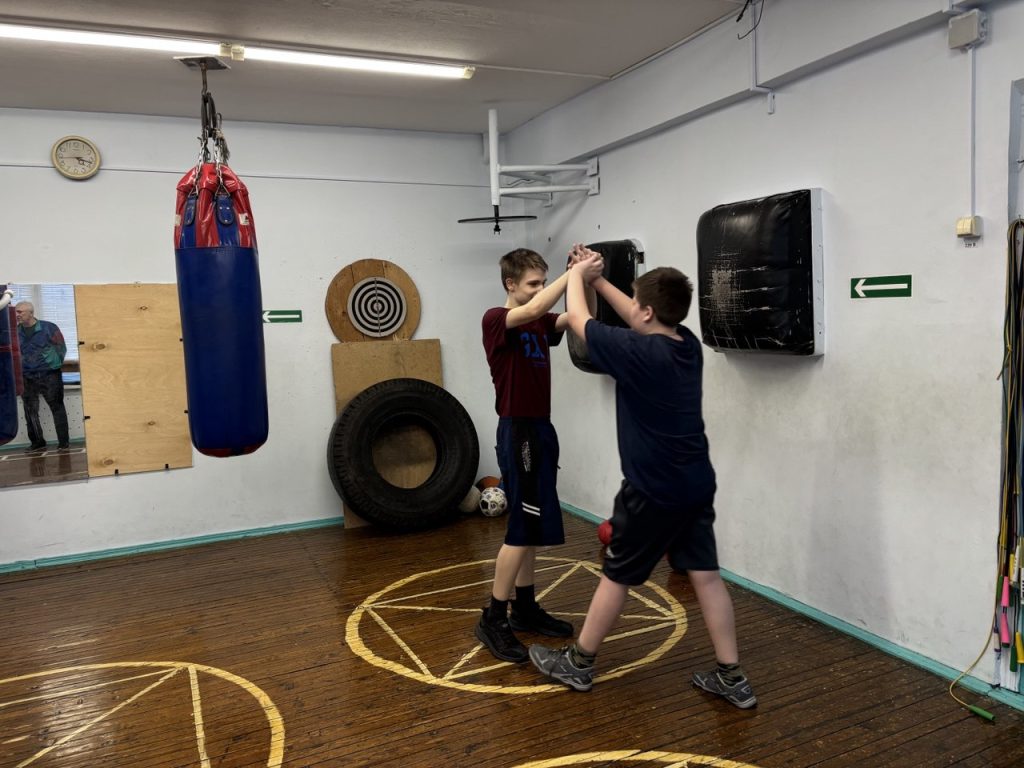 4 февраля 2026 года в клубе по месту жительства «Сибирь» прошел мастер-класс по боксу, организованный инструктором по спорту Леонидом Алексеевичем Дуплинским для несовершеннолетних осужденных, состоящих на учете в филиалах ФКУ «Уголовно-исполнительная инспекция ГУФСИН России по Кемеровской области - Кузбассу» в городе Кемерово