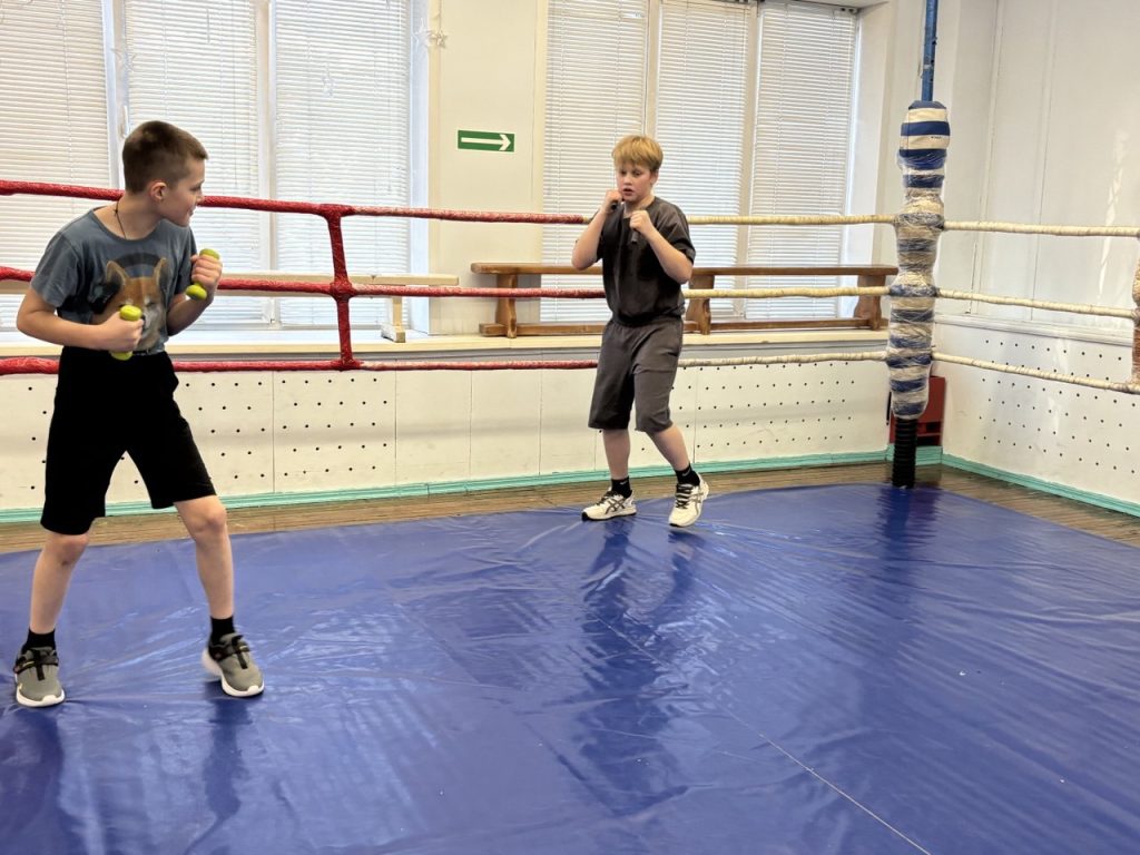 4 февраля 2026 года в клубе по месту жительства «Сибирь» прошел мастер-класс по боксу, организованный инструктором по спорту Леонидом Алексеевичем Дуплинским для несовершеннолетних осужденных, состоящих на учете в филиалах ФКУ «Уголовно-исполнительная инспекция ГУФСИН России по Кемеровской области - Кузбассу» в городе Кемерово