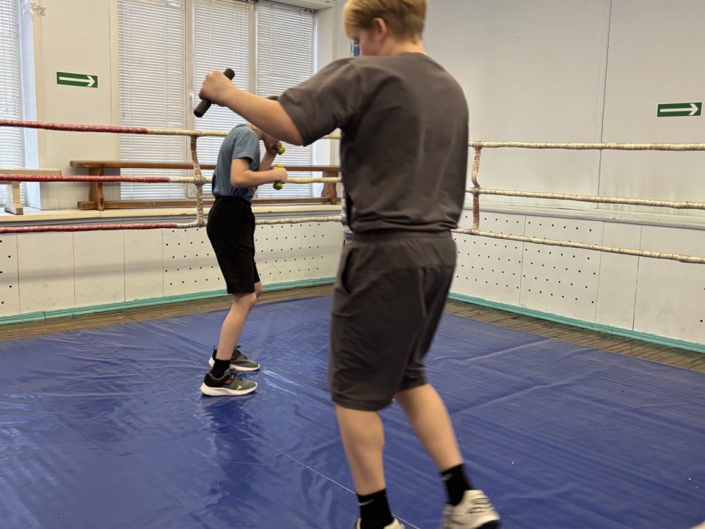 4 февраля 2026 года в клубе по месту жительства «Сибирь» прошел мастер-класс по боксу, организованный инструктором по спорту Леонидом Алексеевичем Дуплинским для несовершеннолетних осужденных, состоящих на учете в филиалах ФКУ «Уголовно-исполнительная инспекция ГУФСИН России по Кемеровской области - Кузбассу» в городе Кемерово