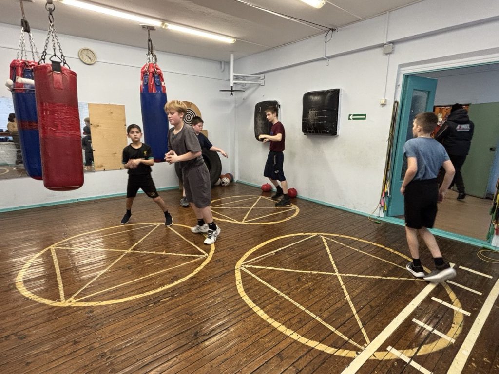 4 февраля 2026 года в клубе по месту жительства «Сибирь» прошел мастер-класс по боксу, организованный инструктором по спорту Леонидом Алексеевичем Дуплинским для несовершеннолетних осужденных, состоящих на учете в филиалах ФКУ «Уголовно-исполнительная инспекция ГУФСИН России по Кемеровской области - Кузбассу» в городе Кемерово